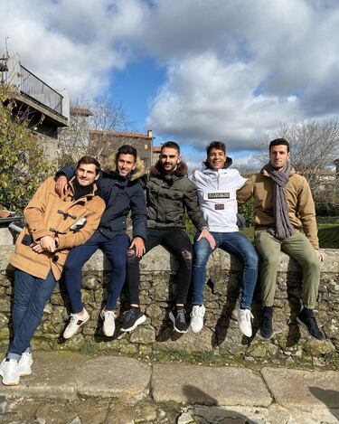 Iker Casillas, Alberto Bueno, Adrián López, Óliver Torres e Ivan Marcano coincidieron en las filas del Oporto, aunque como se suele decir el fútbol es imprevisible y han tenido que separarse para desarrollar sus carreras en otros lugares. Es el caso de Torres, que este verano fichó por el Sevilla o de Adrián López, que hizo lo propio con Osasuna. Aún así, no dudan en verse siempre que pueden y así lo han demostrado en este paró de selecciones eligiendo para ello un destino que quedaba a medio camino de todos ellos.