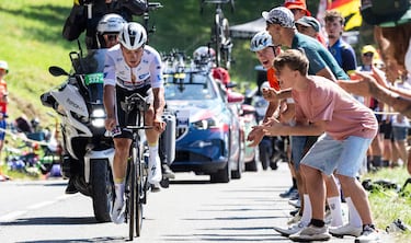 Evenepoel, el tercero de la general, abandona en el Tourmalet