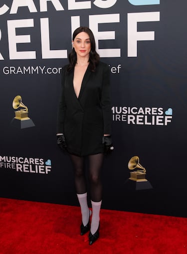 St. Vincent posa en la alfombra roja de los Grammys 2025 en ell Crypto.com Arena situado en la ciudad de Los Ángeles, en California.