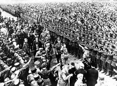 Tras la muerte del ex presidente alemán Paul von Hindenburg el 2 de agosto a causa de un cáncer de pulmón, el entonces canciller, Adolf Hitler, asciende y se le permite fusionar su cargo con el de presidente. El Tercer Reich se comenzaba a afianzar.