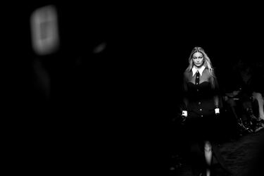 Gigi Hadid camina por la pasarela en el desfile de Versace durante la Semana de la Moda de Milán, colección de ropa femenina otoño/invierno 2024-2025, el 23 de febrero de 2024 en Milán, Italia.