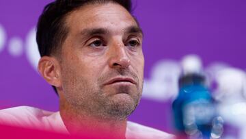 DOHA (CATAR), 27/11/2022.- El entrenador de la selección de Uruguay, Diego Alonso, durante la rueda de prensa ofrecida este domingo en el Centro de Midia de Doha (Catar). Uruguay se enfrentará mañana a Portugal en partido de la fase de grupos del Mundial de Qatar 2022, Grupo H. EFE/Rodrigo Jiménez