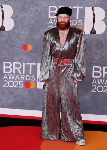 Jay Beech posa en la alfombra de los Brit Awards 2025.