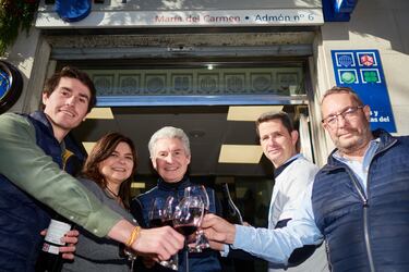 Empleados de la administración número 6 situada en la calle Muro del Carmen, nº 4, celebran que han vendido el número 72.480 correspondiente al Primer Premio del Sorteo Extraordinario de la Lotería de Navidad 2024.