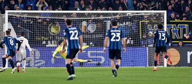1-1. Perfecto lanzamiento, desde los once metros, de Charles De Ketelaere que manda el balón a la izquierda de Thibaut Courtois. El guardameta belga se vence al lado contrario.