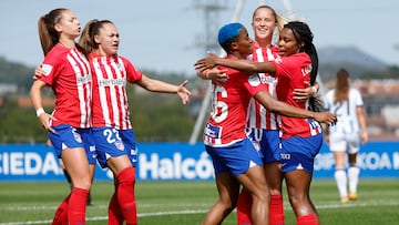 SAN SEBASTIÁN, 28/04/2024.-Ludmila (d), del Atlético de Madrid, celebra un gol ante la Real Sociedad con sus compañeras durante partido de la jornada 25 de la Liga F de fútbol este domingo en el campo de Zubieta de San Sebastián. EFE/Javier Etxezarreta