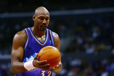 14 veces all star, 2 veces MVP y el mejor pívot de la liga en los 90, además de uno de los mejores de la historia. Con una sólida línea estadística de 24,4 puntos, 10,4 rebotes y 3,7 asistencias en las dos Finales que jugó. Ambas ante Michael Jordan y los Bulls. Palabras mayores. Y aún así de las ocho derrotas que les dejaron sin anillo esas dos temporadas seis fueron por cinco o menos puntos. Malone tuvo que ver más que nadie en eso. Con 40 hizo una última intentona en los Lakers, pero los Pistons hicieron saltar por los aires en las Finales de 2004 un proyecto que llevaba tres anillos consecutivos.