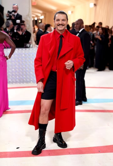 Cada vez que Pedro Pascal aparece en una alfombra roja todas las miradas se posan en él. Se le considera un icono de estilo masculino moderno y sin complejos. En la imagen, en la MET Gala de 2023.