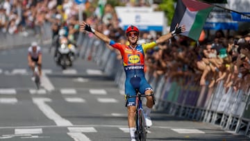 SAN SEBASTIÁN (ESPAÑA), 02/08/2025.- El italiano Giulio Ciccone, del equipo Lild-Trek, se impone vencedor de 44 edición de la Clásica San Sebastián, de 211,4 kilómetros, este sábado en la capital guipuzcoana. EFE/Juan Herrero.