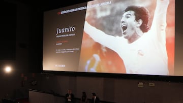 Tomás Roncero y Alfredo Relaño, durante el coloquio posterior a la proyección del documental 'Juanito' en el Cine Paz de Madrid.