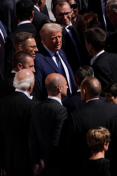 presidente de Estados Unidos, Donald Trump, asiste a la misa funeral del Papa Francisco en la Plaza de San Pedro del Vaticano.