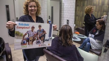 Los comercios de Cervera entregan posters de los hermanos Márquez y se engalan con ellos los escaparates.