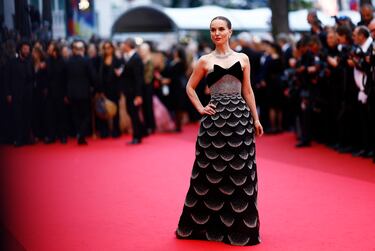 Natalie Portman posa en la alfombra roja durante la llegada de los asistentes a la proyección de la película "Eddington".