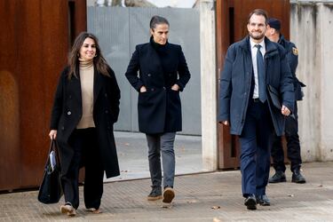 Salida de Montse Tomé de la Audiencia Nacional junto a sus abogados.