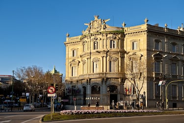 El madrileño Palacio de Linares alberga en la actualidad la Casa América, pero su historia es bastante trágica. El Palacio era la vivienda de José y Raimunda, los marqueses de Linares. Después de casados descubrieron que eran hermanos, así que pidieron una bula papal para poder vivir juntos en castidad. 