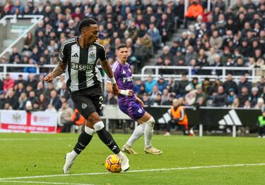 Tras un partido con el Newcastle ante el Fulham, en el que el futbolista inglés erró una ocasión manifiesta de gol, el jugador fue víctima de insultos racistas que fueron denunciados ante la policía. El incidente reavivó la discusión sobre la presencia persistente del racismo en el fútbol inglés y la necesidad urgente de abordarlo.