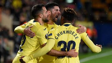 Villarreal's Nigerian forward Samu Chukweze (R) celebrates with Villarreal's Spanish defender Alvaro Gonzalez and Villarreal's Spanish defender Mario (L) after scoring a goal during the UEFA Europa League group G football match between Vill
