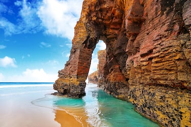 Esta playa es una obra de arte natural. Se le conoce como la catedral del mar. En ella, visualizamos arcos, columnas y bóvedas diseñadas por el propio agua del mar. Su gran belleza hace que sea la playa más conocida de Galicia.