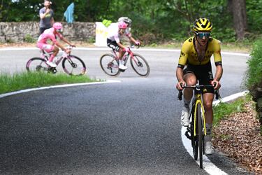 El británico Simon Yates, que empezaba el día a 1:21 del liderato, atacaba en los primeros kilómetros de la Finestre mientras Carapaz y Del Toro se marcaban mutuamente.