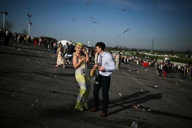 Ambiente durante el 'Ladies Day' del Grand National Festival, la carrera ecuestre más importante de las que se celebran en el Reino Unido, en el Circuito de Aintree, Liverpool.