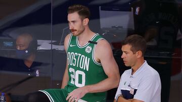 LAKE BUENA VISTA, FLORIDA - SEPTEMBER 19: Gordon Hayward #20 of the Boston Celtics prepares to play after being injured during the first quarter as Brad Stevens of the Boston Celtics looks on against the Miami Heat in Game Three of the Eastern Conference Finals during the 2020 NBA Playoffs at AdventHealth Arena at the ESPN Wide World Of Sports Complex on September 19, 2020 in Lake Buena Vista, Florida. NOTE TO USER: User expressly acknowledges and agrees that, by downloading and or using this photograph, User is consenting to the terms and conditions of the Getty Images License Agreement. Kevin C. Cox/Getty Images/AFP
== FOR NEWSPAPERS, INTERNET, TELCOS & TELEVISION USE ONLY ==
