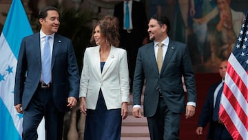 La secretaria de Seguridad Nacional de Estados Unidos, Kristi Noem, junto con el ministro de Relaciones Exteriores de Honduras, Javier Bu, y el secretario privado, Héctor Zalaya fura de la Casa Presidencial en Tegucigalpa, Honduras.