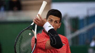 El tenista serbio Novak Djokovic reacciona durante su partido ante Lorenzo Musetti en el Masters 1.000 de Montecarlo.