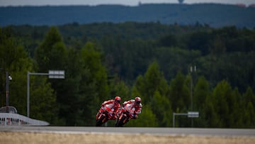 Marc Márquez y Pecco Bagnaia en el GP de República Checa 2025.