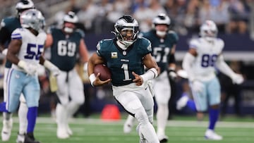 ARLINGTON, TEXAS - NOVEMBER 10: Jalen Hurts #1 of the Philadelphia Eagles runs with the ball during the second quarter against the Dallas Cowboys at AT&T Stadium on November 10, 2024 in Arlington, Texas. Sam Hodde/Getty Images/AFP (Photo by Sam Hodde / GETTY IMAGES NORTH AMERICA / Getty Images via AFP)