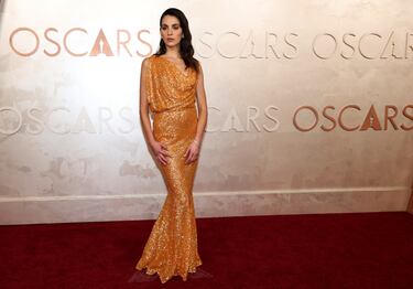 Vic Carmen Sonne posa en la alfombra roja del Dolby Theatre.