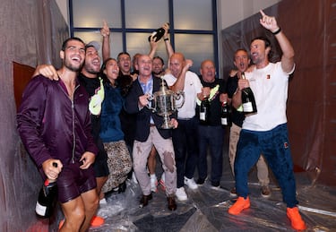 Celebración de Carlos Alcaraz junto a su equipo y familiares en el vestuario del Centro Nacional de Tenis Billie Jean King de la USTA tras vencer en la final del Abierto de Estados Unidos al tenista italiano Jannik Sinner.