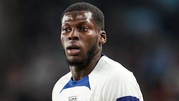 Santiago Giménez lesionó al fichaje bomba del Milan, Jasharid, algo que repercutió directamente con el traspaso de Musah al Atalanta.