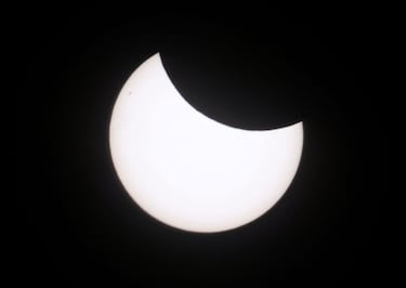 Un eclipse solar parcial se ve sobre Londres, Gran Bretaña.