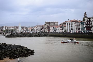 La llama olímpica es transportada a bordo de un barco tradicional denominado "trainiere vasco" o "trainera" durante el relevo de la antorcha en el puerto de San Juan de Luz, en el suroeste de Francia.