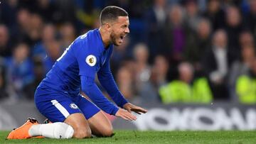 Hazard se lamenta en un partido del Chelsea.