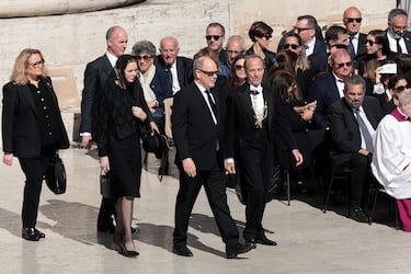 El príncipe Alberto II de Mónaco y la princesa Charlene caminan el día de la misa funeral del Papa Francisco en el Vaticano.