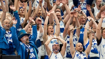 Tampere (Finland), 01/09/2025.- Supporters of Finland cheer during the FIBA EuroBasket 2025 group B basketball match between Finland and Lithuania, in Tampere, Finland, 01 September 2025. (Baloncesto, Finlandia, Lituania) EFE/EPA/Jussi Eskola