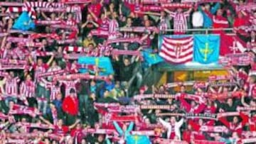 <b>ENCANTADOS. </b>Los aficionados sportinguistas se marcharon encantados con el trato recibido por los coruñeses.