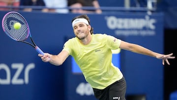 Taylor Fritz devuelve una bola ante Andrey Rublev.