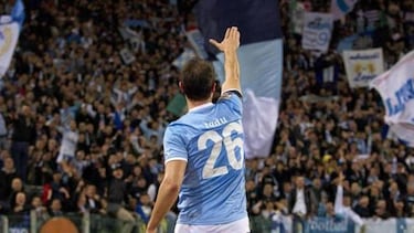 Piden sancionar a Radu por la sudadera nazi en el derbi