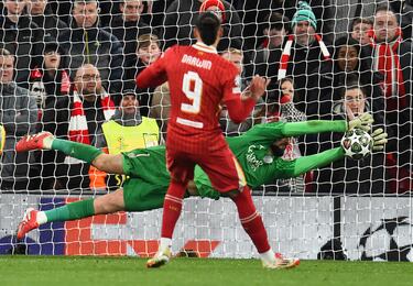 Gianluigi Donnarumma detiene el disparo de Darwin Núñez del Liverpool durante la tanda de penaltis.