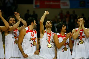 La mochila de Rudy empezaba a ganar peso, después de cinco veranos con la Selección y tres medallas seguidas. Sin embargo, tenía una espina clavada: el tropiezo en casa ante Rusia en 2007, en la que había sido la sexta final española en un Eurobasket, las seis resueltas con derrota. El alero, con 24 años, llegaba en plenitud al Europeo de Polonia tras su primera campaña en Portland, donde disputó 78 partidos y promedió 10,4 puntos. Era el estreno de Scariolo con España y, sin Carlos Jiménez, la presencia de Rudy subió hasta los 25 minutos en pista. El campeonato empezó mal y se cerró a lo grande, con el primer oro continental.