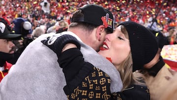 KANSAS CITY, MISSOURI - JANUARY 26: Taylor Swift celebrates with Travis Kelce #87 of the Kansas City Chiefs after defeating the Buffalo Bills 32-29 in the AFC Championship Game at GEHA Field at Arrowhead Stadium on January 26, 2025 in Kansas City, Missouri. Jamie Squire/Getty Images/AFP (Photo by JAMIE SQUIRE / GETTY IMAGES NORTH AMERICA / Getty Images via AFP)