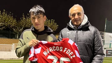 01-11-23. MARCOS FERNÁNDEZ POSA EN GUIJUELO CON JOAQUÍN ALONSO, LEYENDA DEL CLUB Y DIRECTOR DE RELACIONES INSTITUCIONALES.