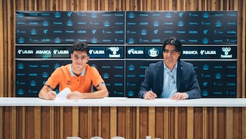 Hugo Álvarez y Marco Garcés firman la renovación del canterano en la Ciudad Deportiva Afouteza.