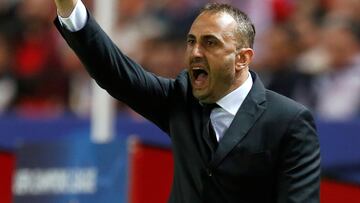 Football - Soccer - Sevilla v Dinamo Zagreb - UEFA Champions League Group Stage - Group H - Ramon Sanchez Pizjuan Stadium, Seville, Spain - 2/11/2016. Dinamo Zagreb's coach Ivaylo Petev reacts against Sevilla. REUTERS/Marcelo del Pozo