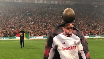 Marcao, envuelto en una bandera con la imagen de su hermano fallecido.