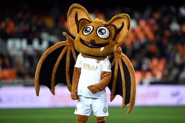 Inspirado en el escudo valencianista y el demonio de Tasmania, el murciélago nació en 2001 y desde entonces ha sido un símbolo omnipresente del club. Su nombre, 'Amunt', representa el grito alentador de la grada valencianista. Además, en 2023 ganó la primera edición de LaLiga de las Mascotas.