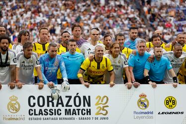 Posado de los dos equipos antes del partido benéfico de leyendas XII Corazón Classic Match Real Madrid-Borussia Dortmund.
