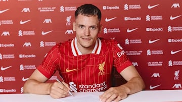 El joven prodigio alemán acaba de firmar por el Liverpool en una transferencia récord en la Premier League. 
El mediocentro ofensivo llega a la liga inglesa tras triunfar en el Bayer Leverkusen, equipo en el que debutó profesionalmente en 2020, con 17 años, donde fue clave en el doblete Bundesliga-Copa conseguido en 2024. Su creatividad, visión de juego y capacidad para marcar diferencias lo convierten en el fichaje estrella del nuevo proyecto 'red'. Con solo 22 años, Wirtz promete ser el motor ofensivo del equipo durante la próxima década.